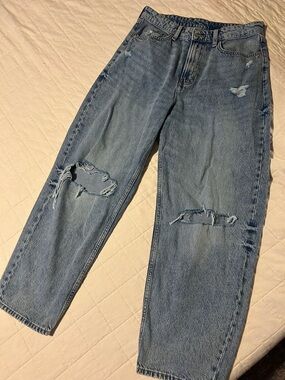Classic Distressed Women’s Jeans - Light Blue